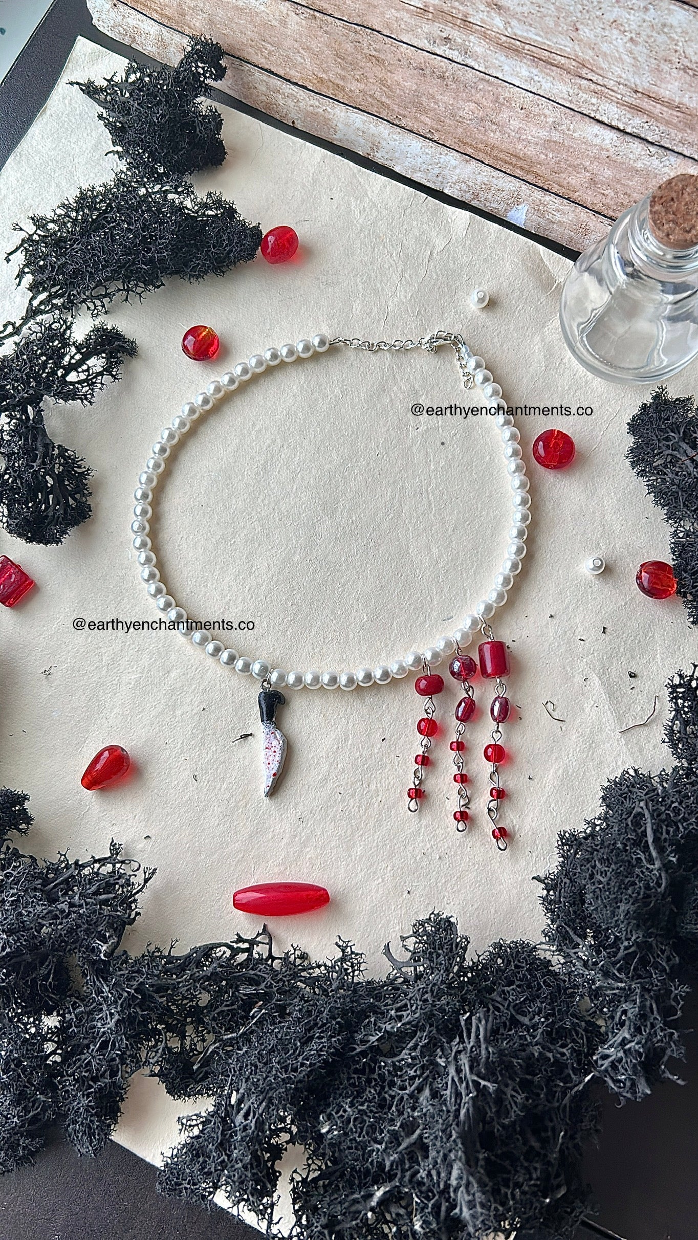Pearly blood necklace